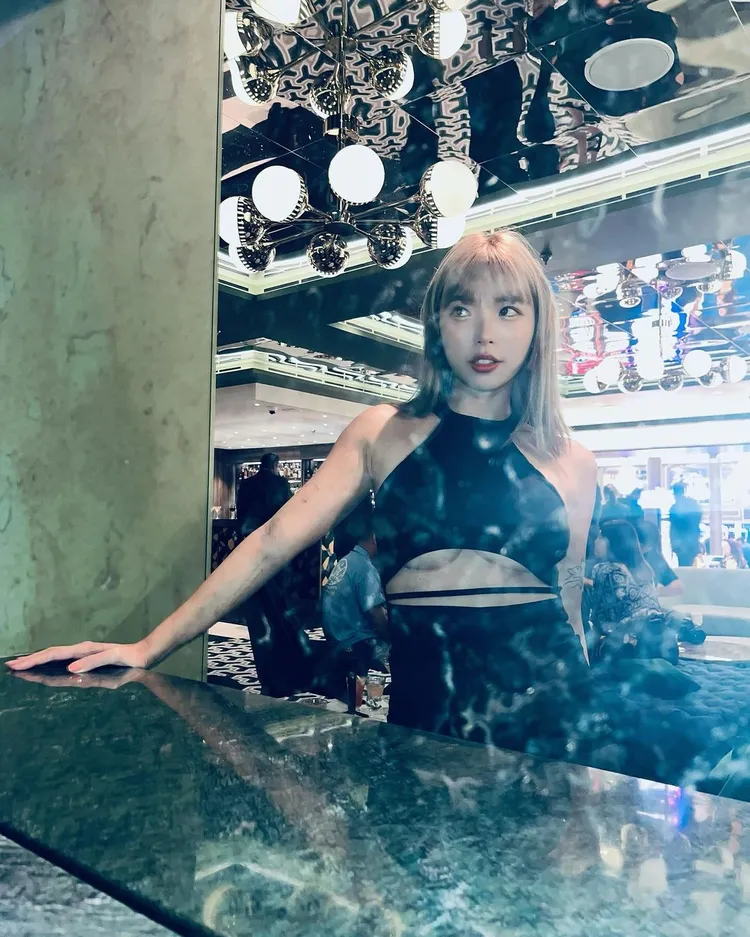 阿圓的黑色戰袍藏玄機，一舉手就掉南半球。取自一隻阿圓IG