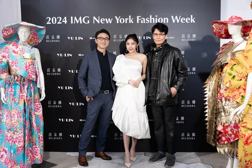 紐約時裝週數位線上秀開場由「蓓朵娜BELDORA」年度代言人「療癒女聲」楊淨宇獻唱感動全場