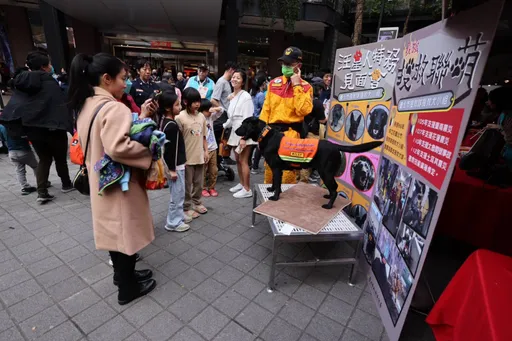 北市消防局119防災宣導 超萌搜救犬引大批民眾爭相拍照