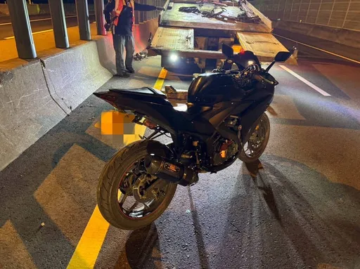 重機雙載後座男摔下遭後車輾過　悚！鮮血狂流斷腿慘死　