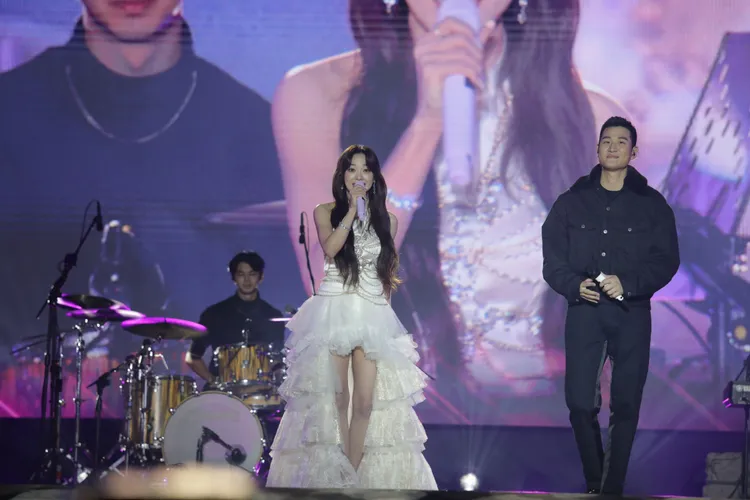 金世正與周興哲合唱，掀活動最高潮。市府提供