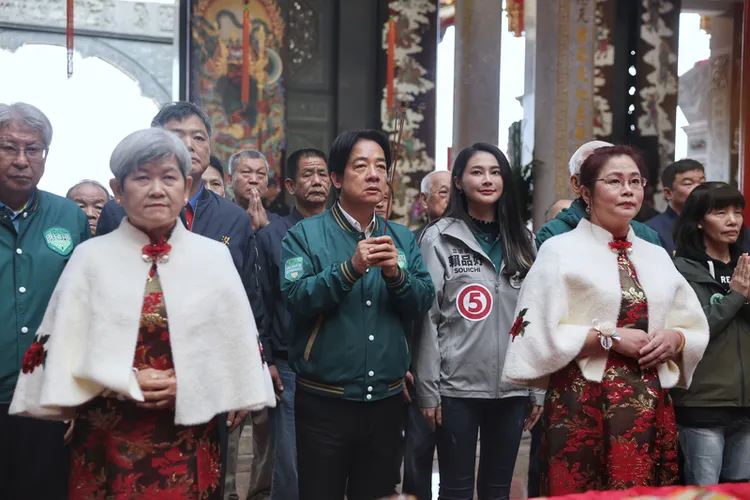 賴清德（中）6日前往新北市汐止區，為同黨籍立委候選人賴品妤（右3）站台造勢，2人並前往聖德宮參拜。中央社