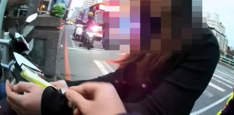 林女被上銬逮捕。民眾提供