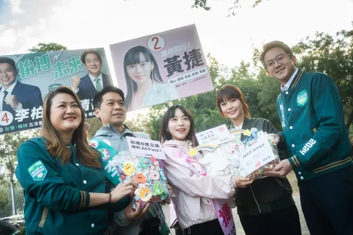 倒數3天!固守綠營選票 高雄市府首長團隊出動陪選將大清早掃街