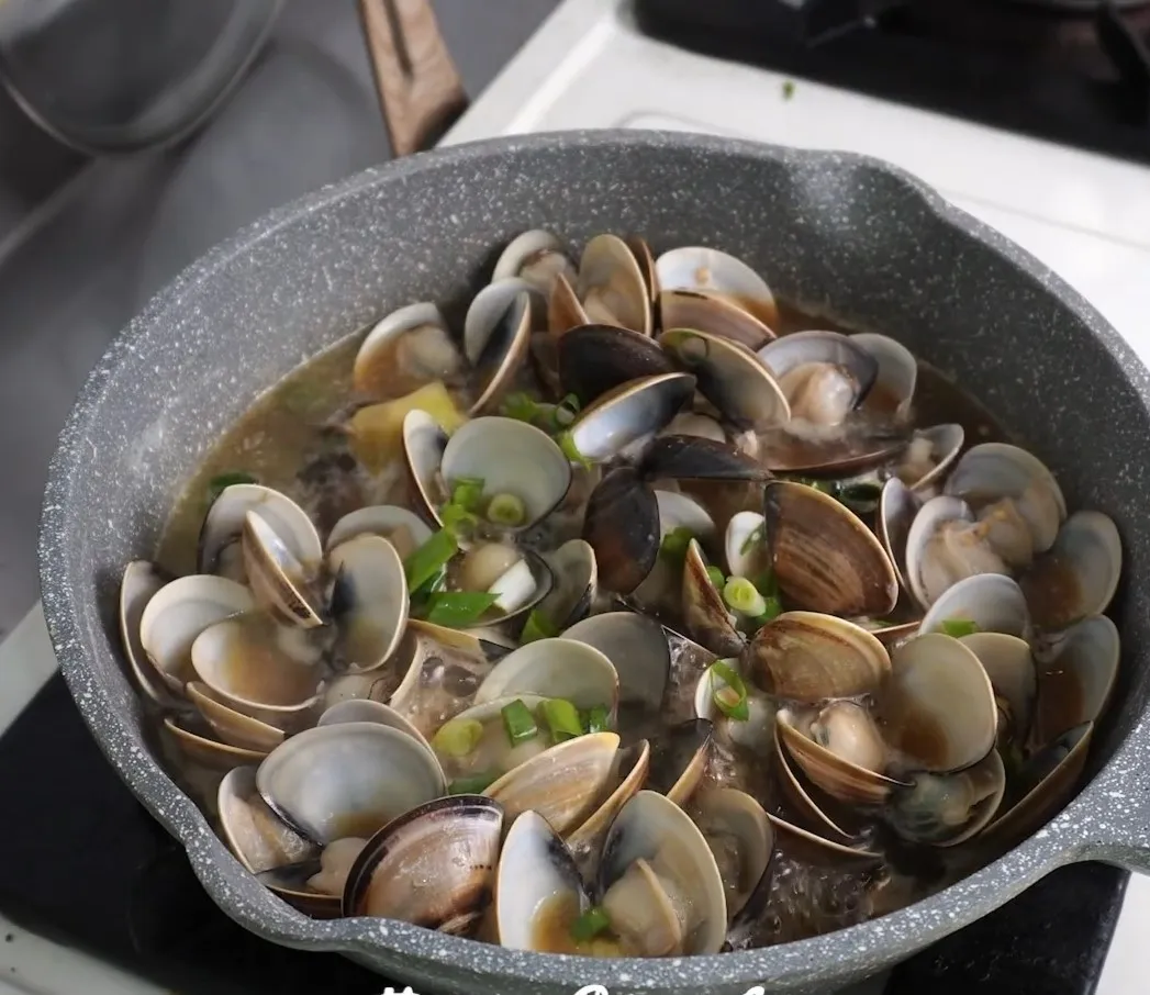 酒蒸蛤蜊食材：薑15克、乾辣椒2支、蛤蜊600克、米酒3大匙、奶油20克、醬油1.5大匙、
蔥花15克。IG @woodywoody315 提供