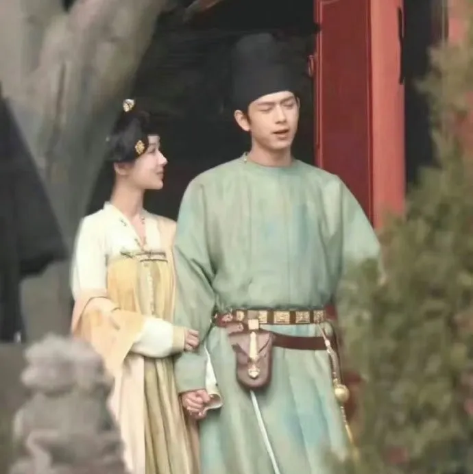 李現與楊紫正忙著拍攝新戲《國色芳華》。翻攝扣弦司微博