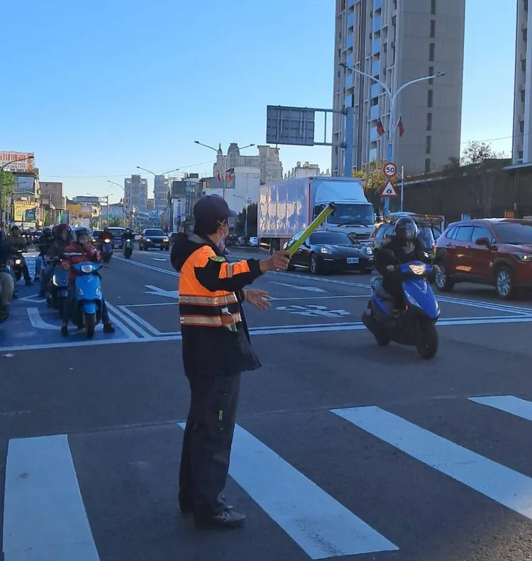 桃園警分局請用路人遵從員警及義交指揮引導，確保良好交通秩序及安全。翻攝畫面