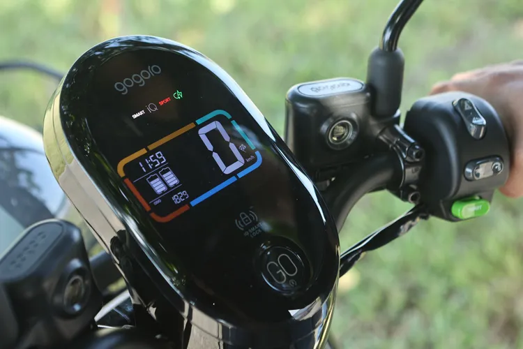 經典的裸把式龍頭中央，搭配了高辨識度的彩色液晶儀表板。林浩昇攝