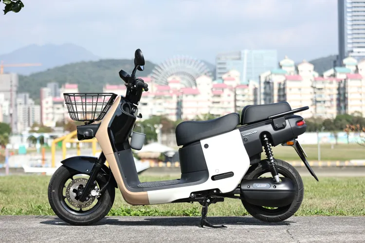 CrossOver 讓人一眼即辨的特色，就是車側雙彩車身配色搭配大面積的黑色防刮材質飾板，在 CrossOver S 上也可經過官網加價客製化配色。翁玉信攝