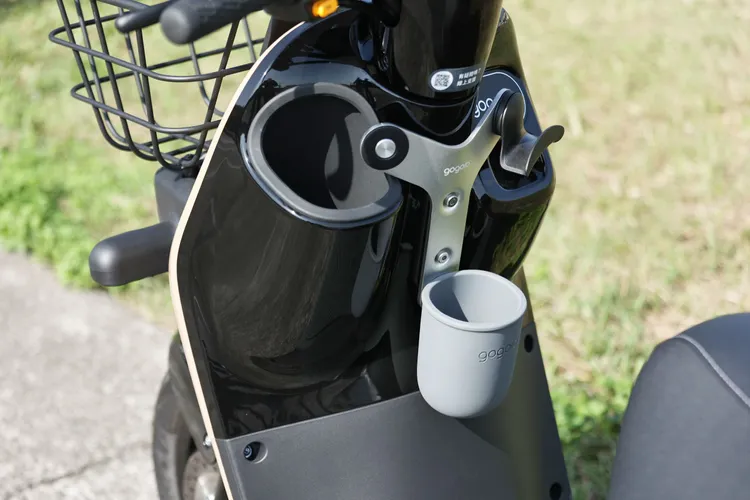 下方的內飾空間提供了便利的整合式置杯架，試駕車另外加選了好用的 Y 字形多功能擴充架。翁玉信攝