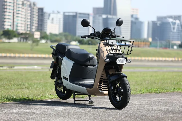 想體驗二輪世界的跨界生活，Gogoro CrossOver 標榜扣除補助最低 5 萬 3500 元即可入手，堪稱是當前值得嘗鮮的最佳選擇。翁玉信攝