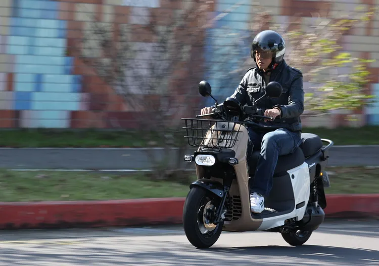 Gogoro CrossOver 在馬達隨傳隨到的峰值扭力特性下，依舊展現凌厲的加速實力，在一般都會穿梭、甚至是陡坡爬行都已能游刃有餘。翁玉信攝