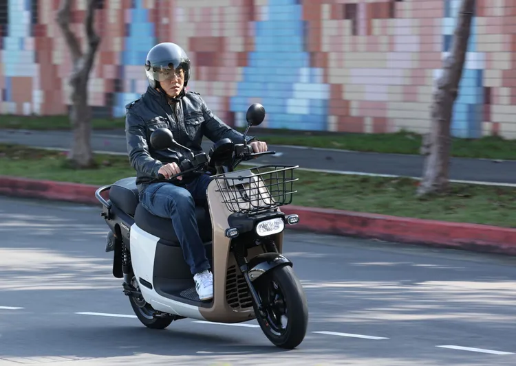 加高的離地高、加長的軸距，為 Gogoro CrossOver 帶來截然不同的操控特性，除了有更大的傾角表現，長軸距也帶來更為沉穩的過彎反應。翁玉信攝