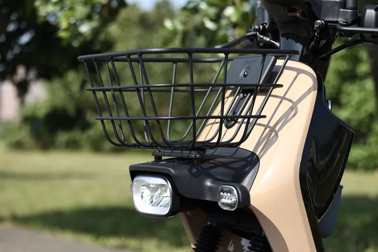 戰術型 LED 頭燈組上緣刻意延伸的平台融合了兩個鎖點，藉由選配的置物架或是置物籃，可帶來更強大的載物機能。翁玉信攝