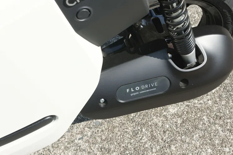 Gogoro CrossOver 車系提供 7.0kW 動力輸出，CrossOver S 則提升到 7.6 kW 輸出的規模，並均搭配 FLO DRIVE 皮帶傳動系統。翁玉信攝