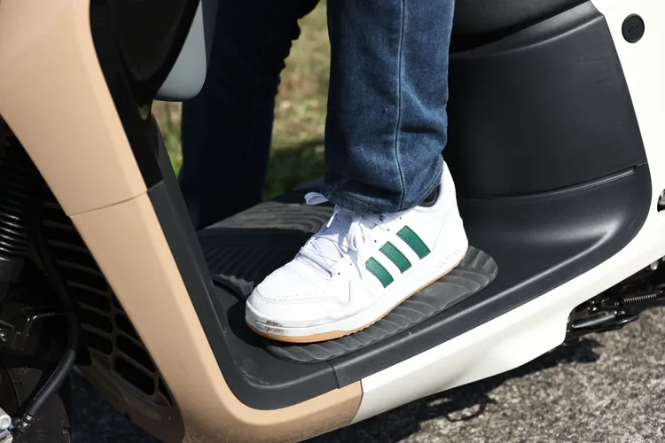 大面積的腳踏空間足以容納一個 28 吋的行李箱，是 CrossOver 機能性的強項之一。翁玉信攝