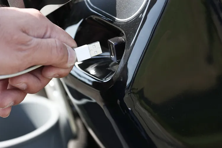 右方也附有 USB 電源插孔，對於都會運輸夥伴或是從事戶外休閒活動場合，絕對是不可缺的貼心便利設備。翁玉信攝