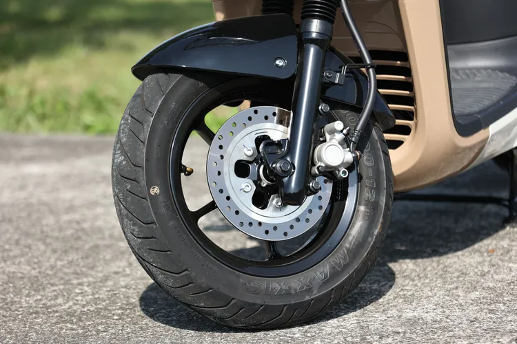 前懸吊行程加長帶來更好的跨越能力，前煞車則採浮動式單向單活塞卡鉗，搭配 220mm 固定式碟盤。翁玉信攝