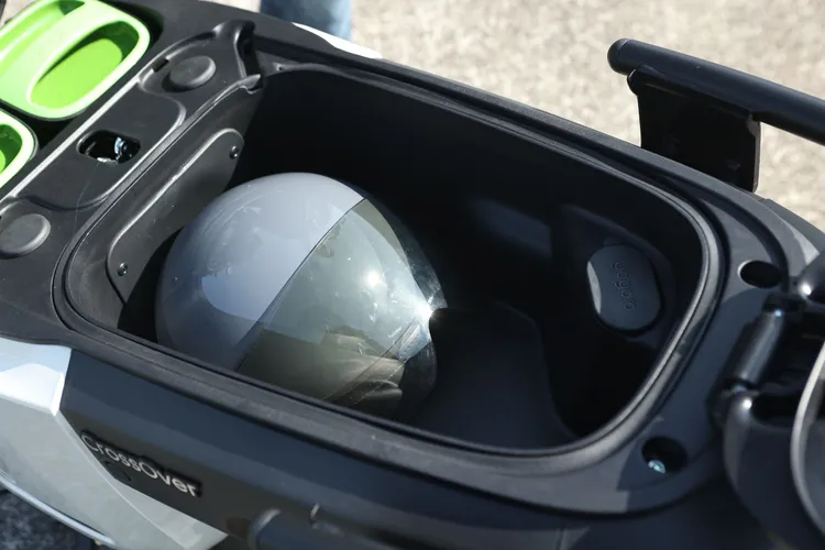 在前方兩具抽取式電池的前提下，置物箱仍足以安放一頂 3/4 安全帽以及不小的收納空間。翁玉信攝