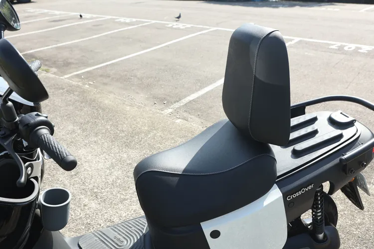 分離式的座墊設計可讓後座向前翻摺立起，讓後方成為好用的置物平台。翁玉信攝