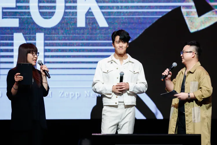 河錫辰（中）昨晚結束行程後，穿著短袖外出慢跑。讀者提供