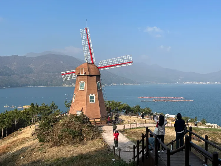 風之丘有著寬敞草坪的禿山，海風涼爽，為最佳的觀海景點。陳怡文攝