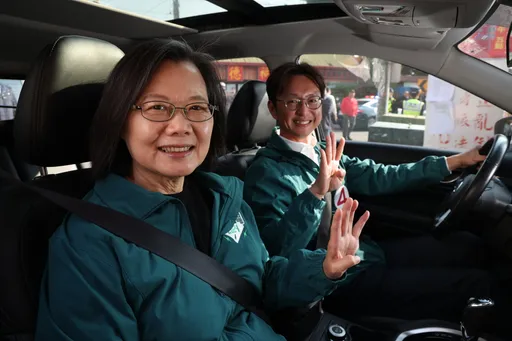 《在路上》最強二創　江肇國把蔡英文請上車！還被她「隨堂考」