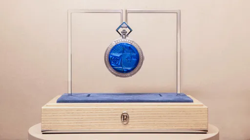 帕瑪強尼9000萬元懷錶登台展 細膩方形玫瑰「遍錶開花」