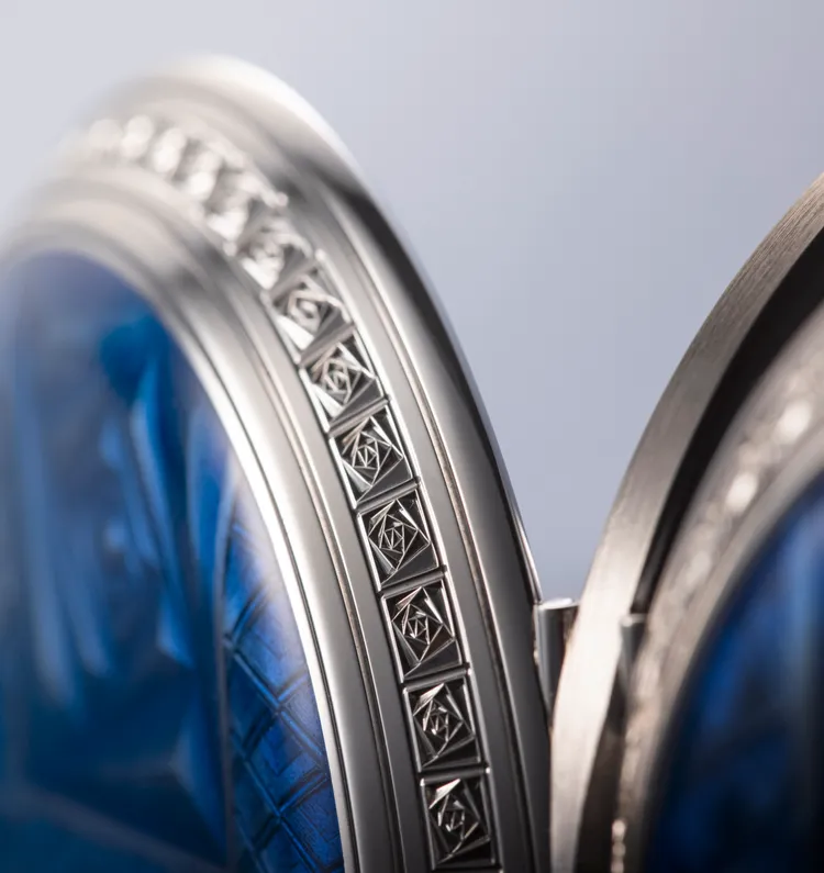 錶圈上遠看像一顆顆鑽石的設計，其實也是方形玫瑰雕刻。品牌提供