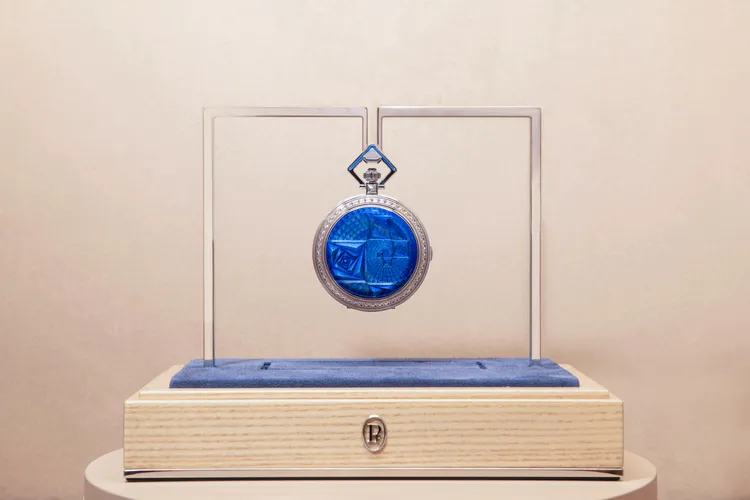 La Rose Carrée方形玫瑰懷錶，錶殼蓋運用了大明火琺瑯工藝。品牌提供