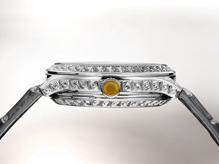 錶殼、錶圈與底蓋外圈都有手工精雕裝飾的方形玫瑰。品牌提供