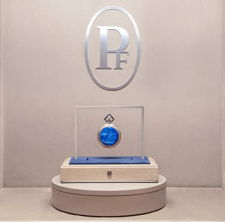 La Rose Carrée方形玫瑰懷錶，訂價250萬元瑞法（約9032萬元台幣）。品牌提供