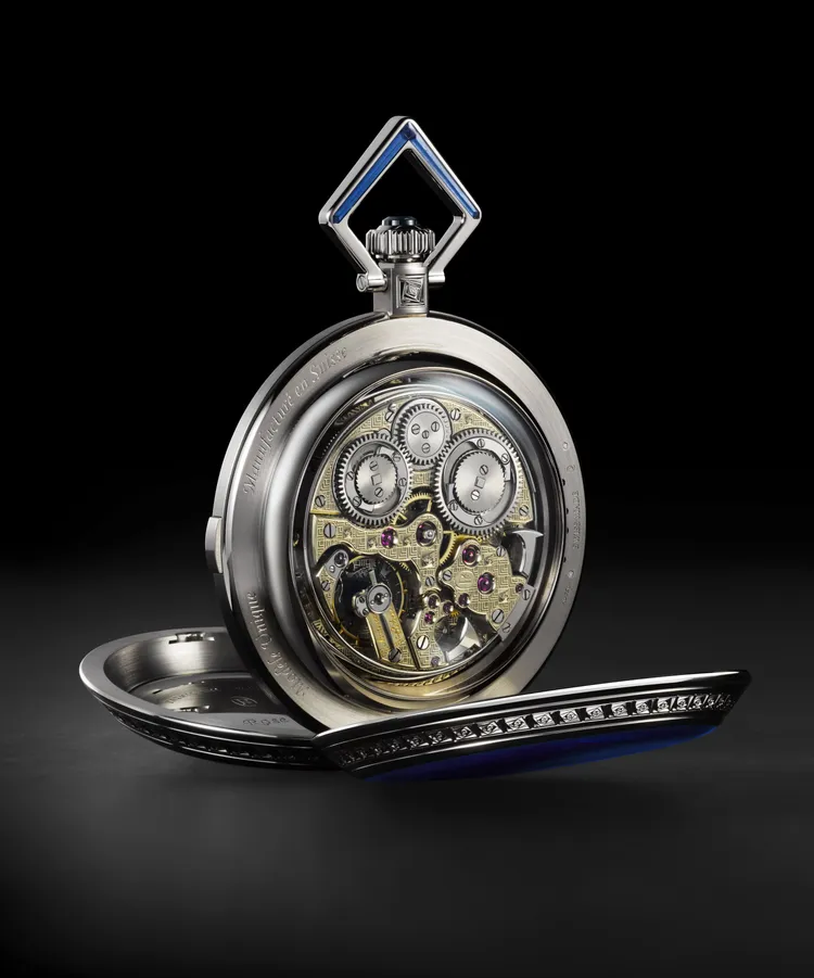 其手動上鏈原裝機芯由著名製錶大師Louis-Elisée Piguet於1898年至 1904年間打造，獨立
編號5802，具備小時、分鐘、小秒針、大自鳴和三問報時功能。品牌提供