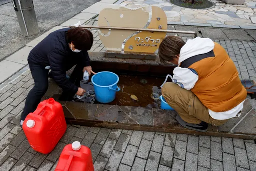 日本地震灾区有多缺水? 灾民冲「狗狗风吕」接水