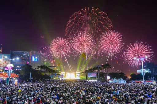 高雄跨年｜240秒跨年花火美呆了　34萬人互道2024新年快樂