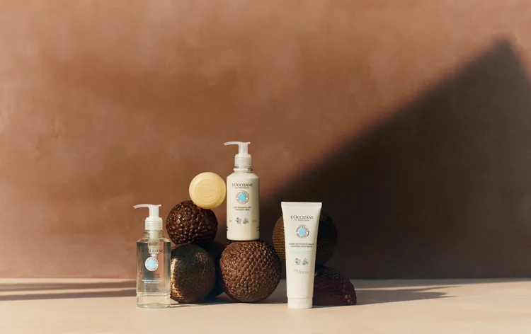 歐舒丹推出全新乳油木橙花潔膚系列，乳油木橙花淨透卸妝乳（右2）200ml／900元。品牌提供