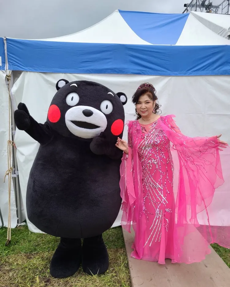 八代亞紀深愛家鄉熊本，多次與吉祥物熊本熊一起出席活動。翻攝aki_yashiro IG