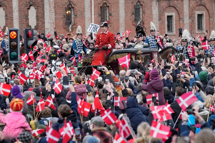 哥本哈根14日湧入逾10萬民眾揮舞丹麥國旗歡送女王退位。美聯社