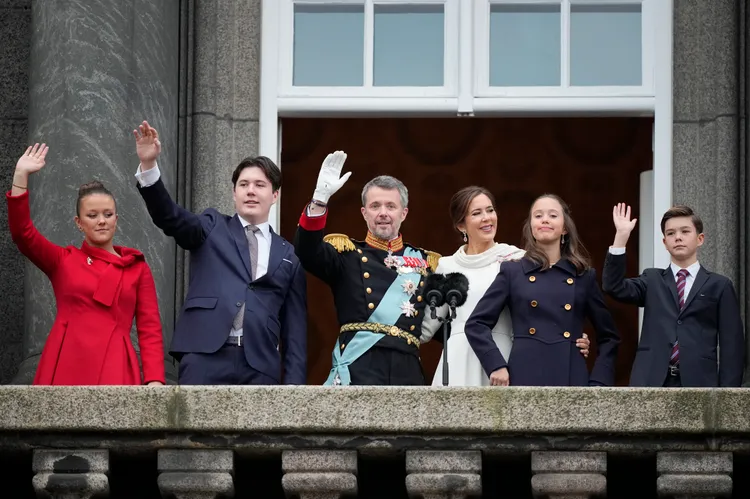 丹麥新國王佛瑞德里克（左三）14日帶著新王后瑪莉（右三）、新王儲克里斯蒂安（左二）等子女向民眾揮手致意。美聯社