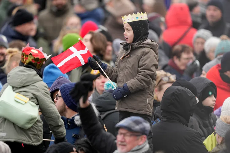 有民眾帶著小小孩前來爭睹新國王的風采。美聯社