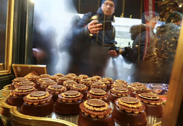 丹麥最古老的La Glace糕餅店趁勢推出印有新國王璽印的蛋糕，吸引民眾排隊搶購。路透社