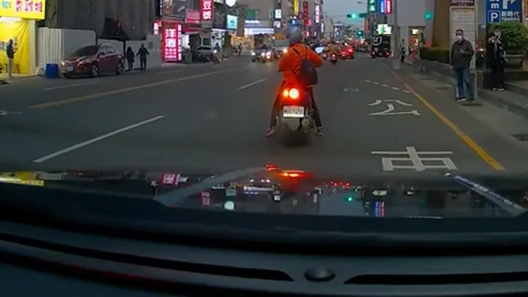 女騎士被後方汽車按喇叭後仍持續擋道。翻攝自《記者爆料網》