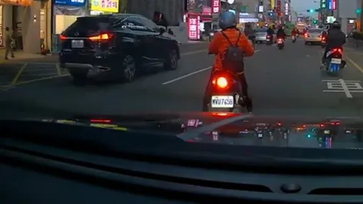 騎士堵外線等左轉 叭不走!轎車女生「超派咆哮」罵退三寶