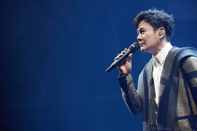 張信哲的作品首首經典，傳唱至今不歇，包括《愛如潮水》，《寬容》、《別怕我傷心》、《過火》等。潮水音樂提供