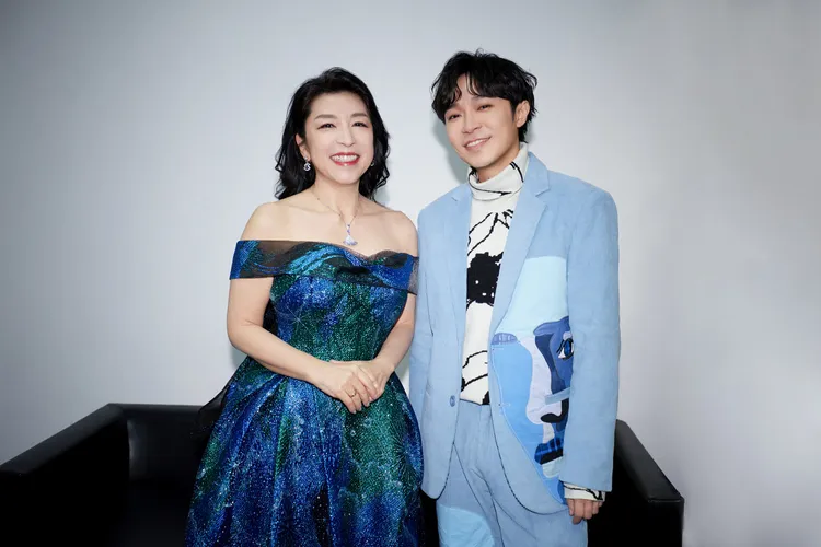 吳青峰（左）和小野麗莎後台合影。哈里坤的狂歡提供