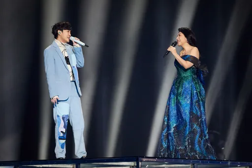 神仙組合!吳青峰合體繆思女神 後台收「最好禮物」開撩