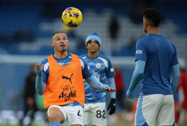 曼城隊球衣外罩背心同樣印有Super “Dry” 被「Superdry極度乾燥」認為破壞商譽。路透社