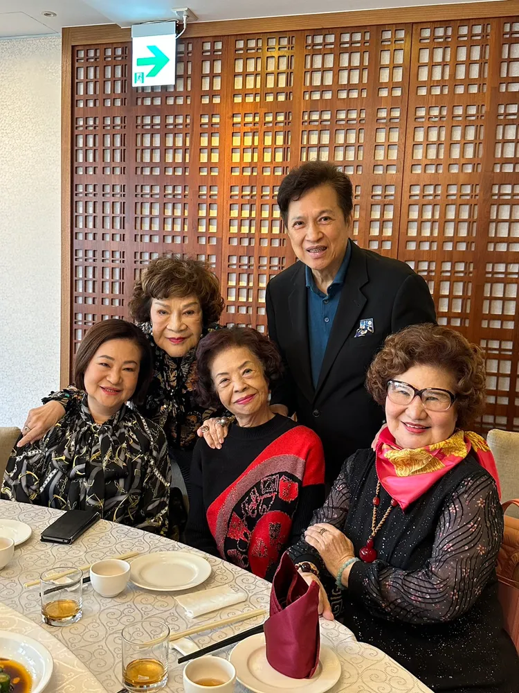 阿姑夫妻（後）和白莎（前右起）、白蝶、文香。趙大智攝