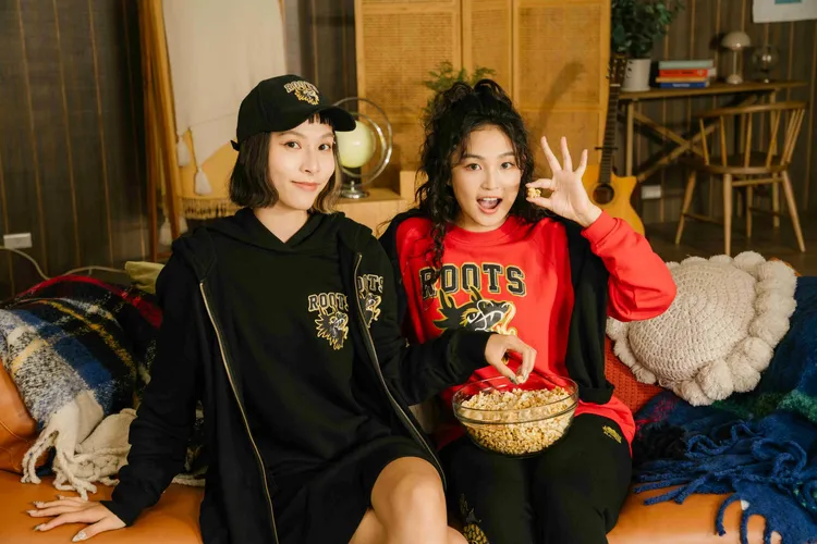 Roots將大學T、外套等經典款式披上紅色及金色作為主要色調。品牌提供