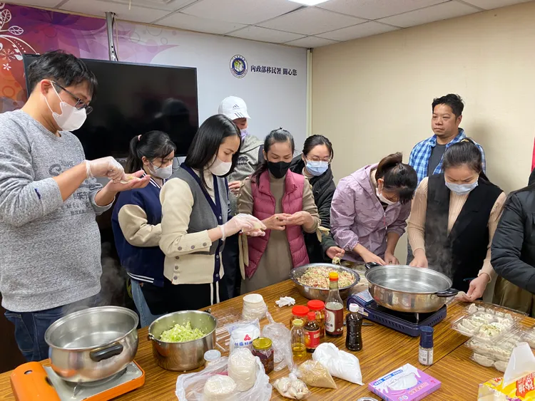 宣導課後,新住民一同包水餃，提前感受過年氣氛。桃園市服務站提供

